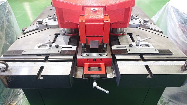 215534 コーナーシャー アマダ 1990 CSW-250の写真4